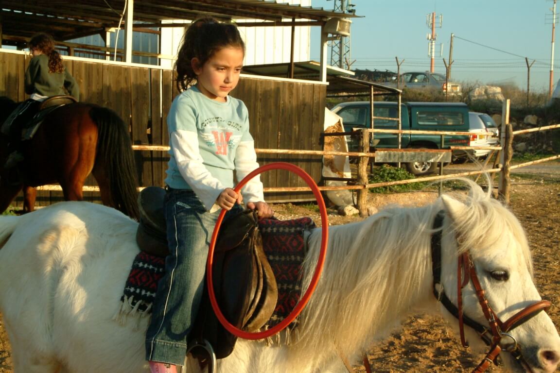 רכיבה טיפולית על סוסים לילדים
